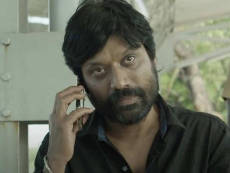 எஸ்.ஜே சூர்யா இவர் இயக்குனரா தன்னை அறிமுகம் படுத்தினது வாலி அதை தொடர்ந்து குஷி அதன் பிறகு இவரே ஹீரோ இவரே இயக்குனர் ஆனார் நியூ ,ஆஆஆ போன்ற படங்களில் பணியாற்றிருந்த பொழுது படம் சரியா ஓடவில்லை அதனால் பின்தங்கினர் ரீ என்ட்ரி இறைவி படத்தில் அவர் நடிப்பை வெளிப்படுத்தி இப்பொழுது மாஸ் ஆக படங்களில் வில்லனாகவும் , குணசித்ரா நடிகராகவும் வளம் வந்து கொண்டுயிருக்கிறார் 