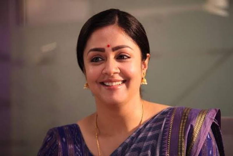 ஜோதிகா முதல் தமிழ் படம் வாலி 1999இல் வெளியானது அதை தொடர்ந்து நிறைய படங்கள் பணியாற்றி இருக்கிறார் குஷி ,திருமலை கடைசி ஹீரோயின் ஆக நடித்த படம் மொழி அதன் பிறகு வாய்ப்பு இல்லை ரீ என்ட்ரி 36 வயதினிலே படம் சூர்யா தயாரித்து வெளியானது அதை தொடர்ந்து இப்பொழுது வரை முக்கிய கதாபாத்திரங்கள் பெண்களுக்கு தேவை படும் தோற்றங்கள் நீதிகள் இதை படமாக செய்து வருகிறார் 