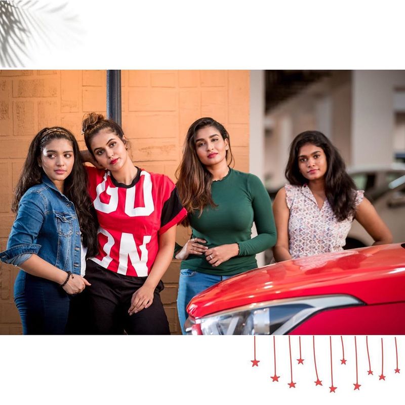 மாடெல்லிங் போஸ் கொடுக்கும் பார்வதி தோழிகள் 