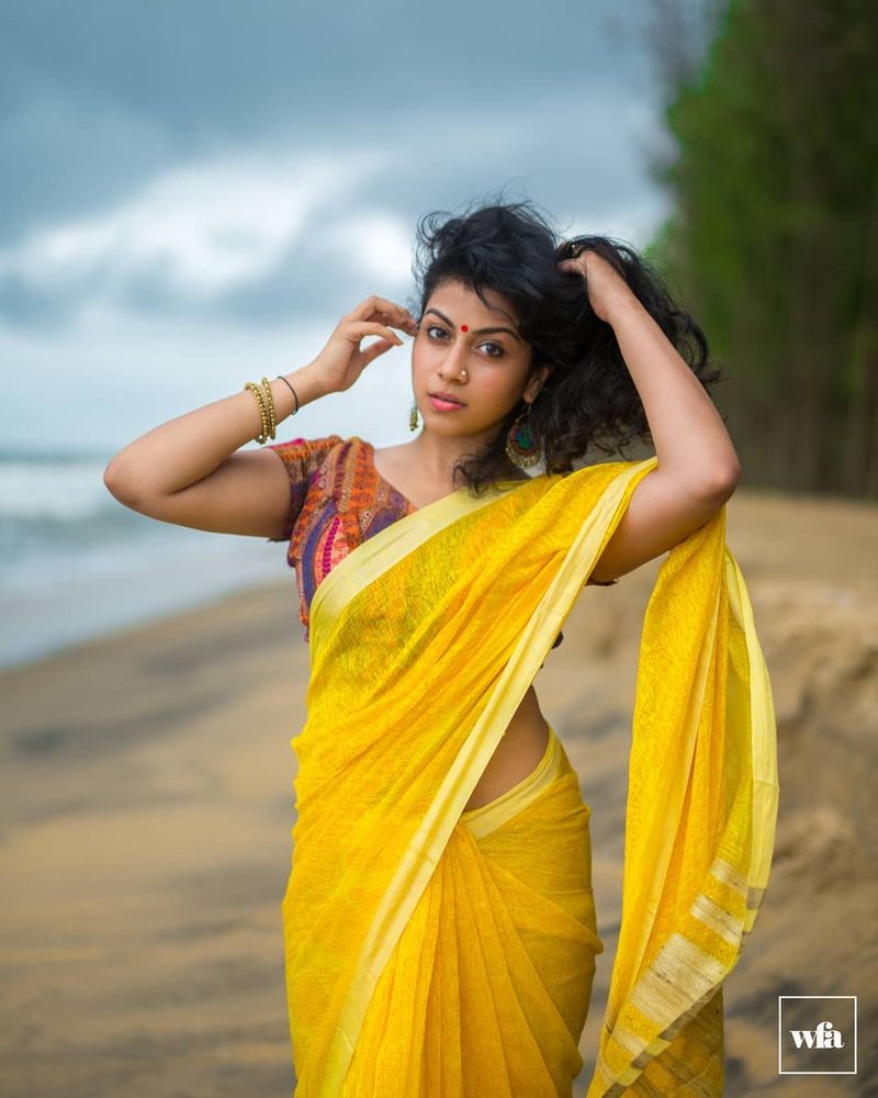 மஞ்ச புடவை கட்டி மயக்கும் ஸ்ருதி 