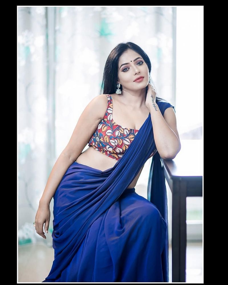 கழுத்தில் கை வைத்து சாவகாசமாய் ஒரு போஸ் 