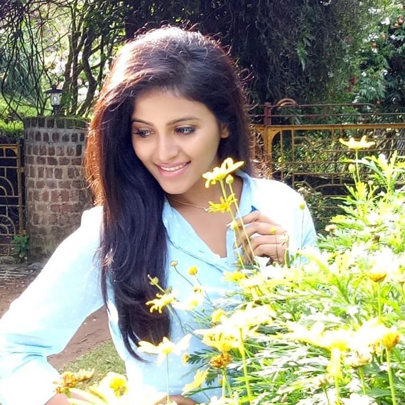 பூ போல் இருக்கும் அஞ்சலி 