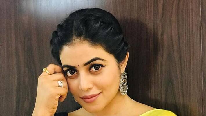 Shamna Kasim reached home police will record her statement through video call Shamna Kasim reached home police will record her statement through video call