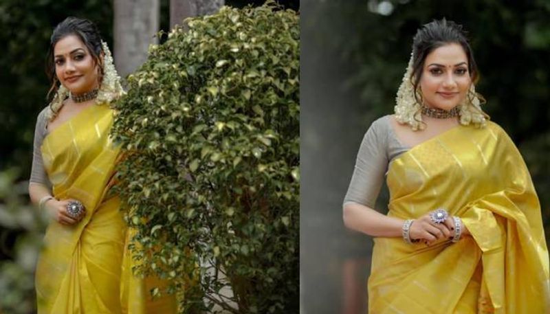 rimi tomy s saree pics are viral now