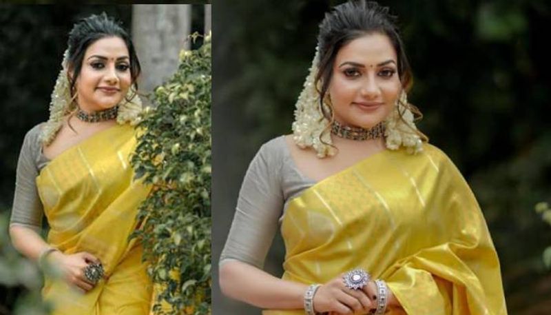 rimi tomy s saree pics are viral now