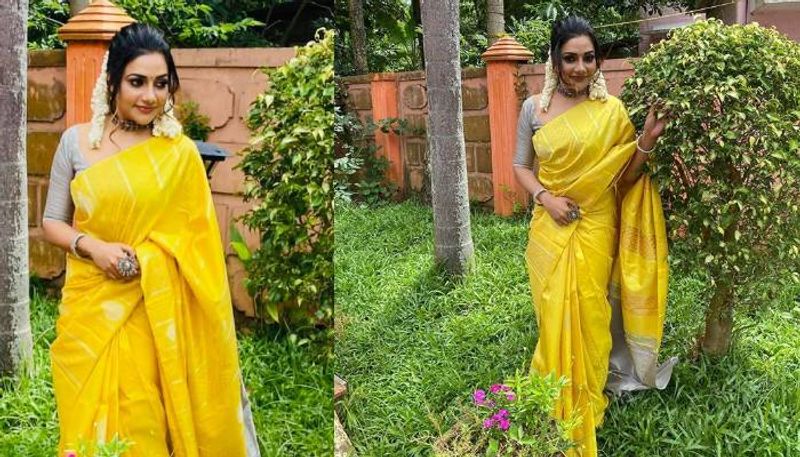 rimi tomy s saree pics are viral now