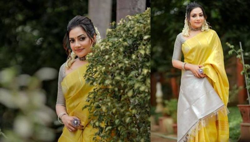 rimi tomy s saree pics are viral now