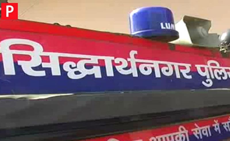 पहली मंजिल के एक कमरे की सफाई के लिए उसे खोला गया तो तेज बदबू आई। लोगों ने देखा कि उसी कमरे के एक कोने में युवती की लाश पड़ी थी। युवती की उम्र करीब 20- 22 साल की बताई जा रही है।
