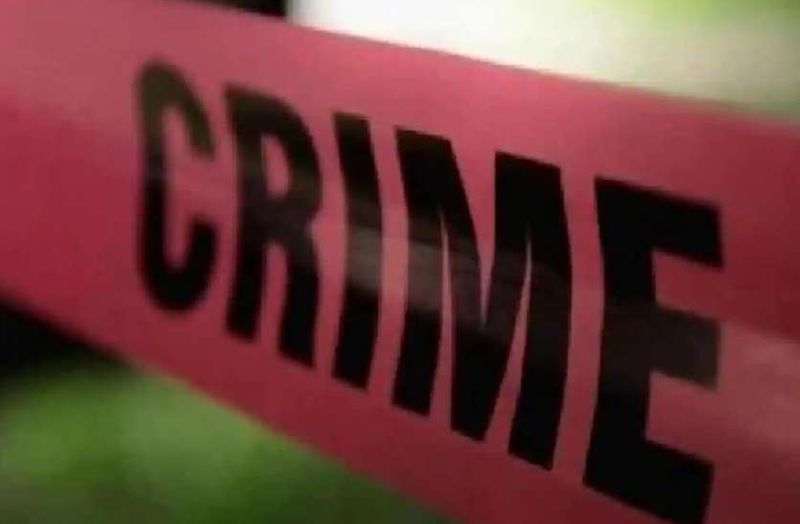 कमरे के दरवाजे पर लगा ताला भी टूटा हुआ था। थोड़ी देर में ग्रामीण जुट गए। सूचना पुलिस को दी गई। एसओ गोल्हौरा शमशेर बहादुर सिंह मौके पर पहुंचे और फॉरेंसिंक टीम को बुलाया। उन्होंने बताया कि युवती से दुष्कर्म की भी लोगों ने आशंका जताई गई है।