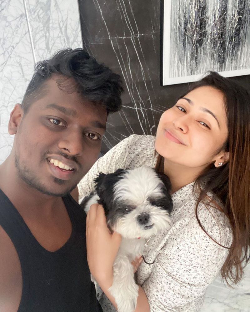 ஊரடங்கில் வீட்டில் ஒரு செலஃயி எடுக்கும் அழகான ஜோடி 