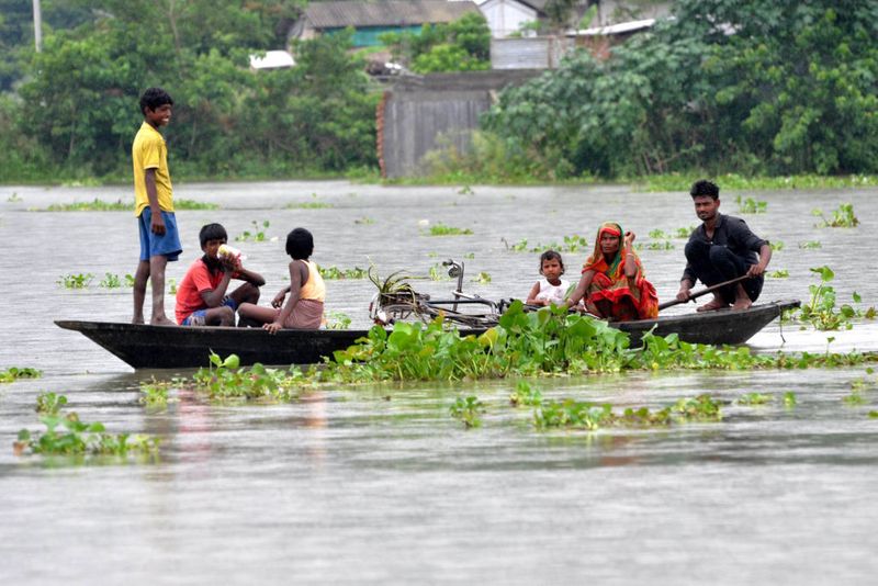 টানা বৃষ্টির জেরে জল বাড়ছে তিস্তা এবং ডায়নাতেও। তিস্তার অসংরক্ষিত এলাকায় লাল সতর্কতা জারি করা হয়েছে। গত চব্বিশ ঘণ্টায় সামসিংয়ে বৃষ্টি হয়েছে ২১৩ মিলিমিটার। ঝালংয়ে বৃষ্টি হয়েছে ২৪৫ মিলিমিটার। আর এতেই বাড়ছে বন্যা ও ভূমি ধ্বসের আশঙ্কা। শুক্রবার দুপুরের পর থেকে ভালোই বৃষ্টি হচ্ছে সমগ্র উত্তরবঙ্গেই।