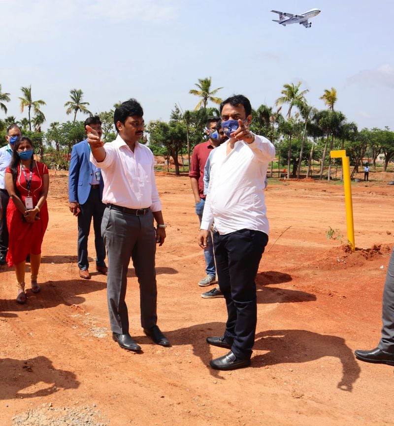 ಅಧಿಕಾರಿಗಳಿಂದ ಪಾರ್ಕ್ ನಿರ್ಮಾಣದ ಕುರಿತು ಮಾಹಿತಿ ಪಡೆಯುತ್ತಿರುವ ಅಶ್ವತ್ಥನಾರಾಯಣ