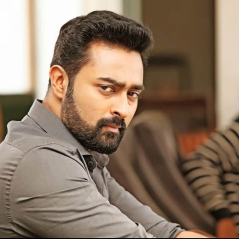பிரசன்னா:
நடிகர் பிரசன்னா, திருச்சியில் உள்ள தனியார் பொறியியல் கல்லூரியில் EEE படிப்பை முடித்தவர். பின்னர் அசட்டு தைரியத்தில் 5 ஸ்டார் படத்தின் ஆடிஷனில் கலந்து கொண்டு, அதில் செலக்ட் ஆனதால் நடிகராக மாறினார்.