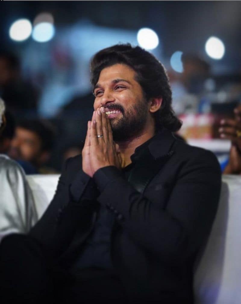 ಟಾಲಿವುಡ್ ಸ್ಟಾರ್ ಅಲ್ಲು ಅರ್ಜುನ್ಗೆ ಗಡ್ಡವನ್ನು ಬೆಳೆಸಿಕೊಳ್ಳಲು COVID 19 ಕ್ವಾರೆಂಟೈನ್ ಒಂದು ನೆಪ. ಮೆಗಾ ಹಿಟ್ ಚಿತ್ರ ಅಲಾ ವೈಕುಂಠಪುರಮ್ನಲ್ಲಿ ಕೊನೆಯ ಬಾರಿಗೆ ಕಾಣಿಸಿದ ಅಲ್ಲು ಅರ್ಜುನ್ ಮುಂದಿನ ದಿನಗಳಲ್ಲಿ ಪುಷ್ಪದಲ್ಲಿ ರಶ್ಮಿಕಾ ಮಂದಣ್ಣ ಅವರೊಂದಿಗೆ ಕಾಣಿಸಿಕೊಳ್ಳಲಿದ್ದಾರೆ.