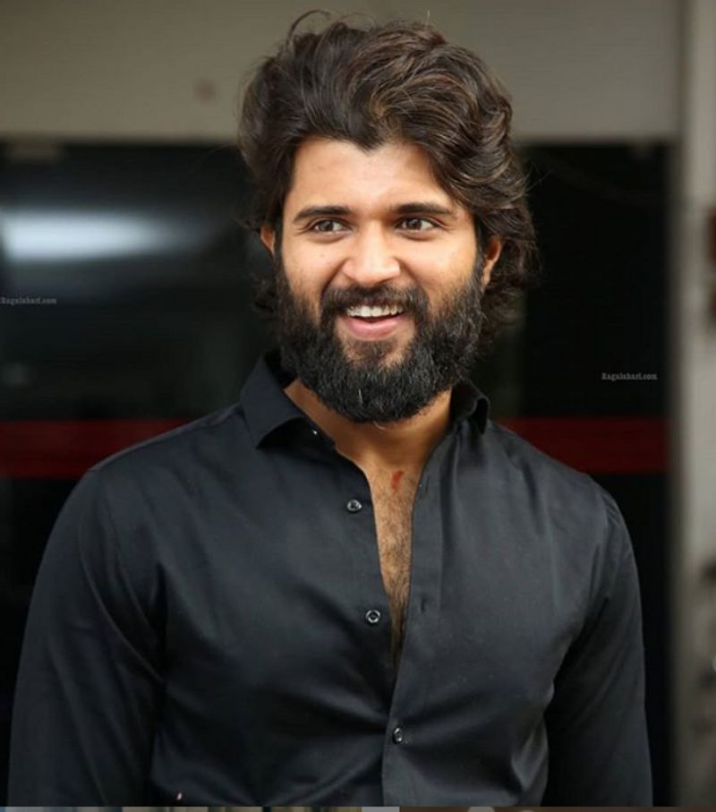<p><span style="font-size:12px;"><strong>ಎಣ್ಣೆ ಮತ್ತು ಸ್ಕ್ರಬ್ಬಿಂಗ್</strong><br />
ಹೊಳಪನ್ನು ಕಾಪಾಡಿಕೊಳ್ಳಲು ಮತ್ತು ಪದರವು ರೂಪುಗೊಳ್ಳುವುದನ್ನು ತಡೆಯಲು ಅಗತ್ಯ ಎಣ್ಣೆಯ ಮಸಾಜ್ ಮುಖ್ಯ. ಮುಖದಿಂದ ಯಾವುದೇ ರೀತಿಯ ಬ್ಯಾಕ್ಟೀರಿಯಾವನ್ನು ದೂರವಿರಿಸಲು ವಾರಕ್ಕೆ ಎರಡು ಬಾರಿ ಗಡ್ಡವನ್ನು ಸ್ವಚ್ಛಗೊಳಿಸಬೇಕು.</span></p>