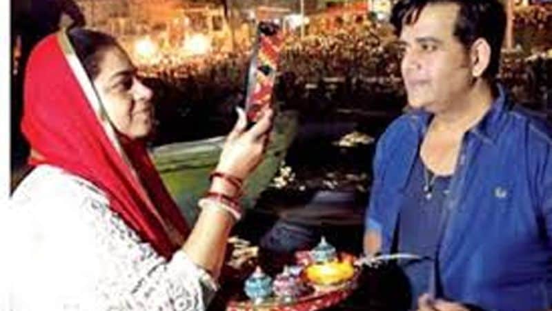 बहरहाल, रवि किशन के वर्कफ्रंट की बात की जाए तो वो आखिरी बार बॉलीवुड फिल्म 'मरजावां' में पुलिस के रोल में नजर आए थे। लंबे समय से रवि किशन ने भोजपुरी से दूरियां बनाई हुई है। इसके अलावा वो गोरखपुर के सांसद के तौर पर अपनी भूमिका अदा कर रहे हैं और राजीनीति में एक्टिव हैं।