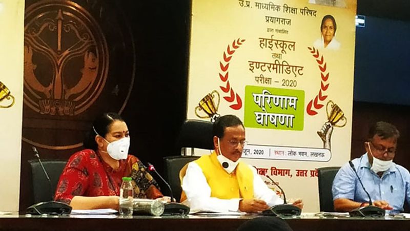 डिप्टी सीएम डॉ. दिनेश शर्मा ने शनिवार को दिन में 12 बजकर पांच मिनट पर लोक भवन में उत्तर प्रदेश माध्यमिक शिक्षा परिषद यानी यूपी बोर्ड परीक्षा 2020 का परिणाम घोषित कर दिया। 
