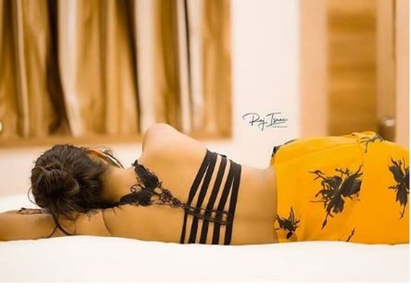 பாடாய் படுத்தும் பின்னழகு 