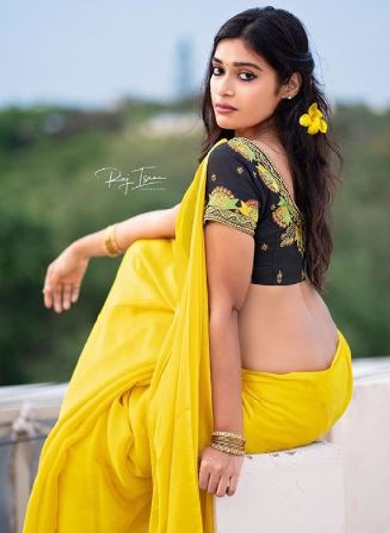 மஞ்சள் நிற சேலையில் தாராள கவர்ச்சி 