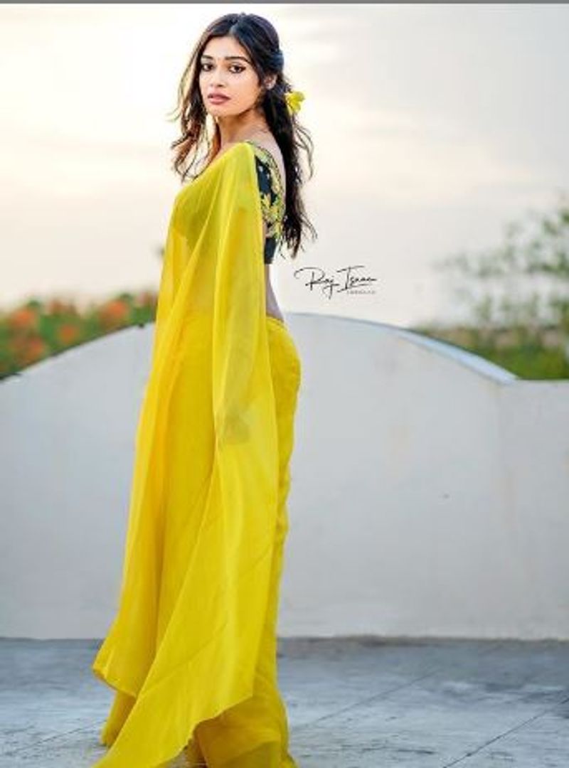 மஞ்சள் காட்டு மைனா இவளோ...