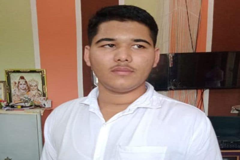 उधर इंटरमीडिएट के टॉपर अनुराग मलिक ने कहा कि वे रोजाना 15 से 16 घंटे पढ़ते थे। एग्जाम के समय वे 17 से 18 घंटे का वक्त देते थे। को 500 में से 485 अंक यानी 97 प्रतिशत अंक प्राप्त हुए। 