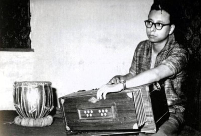 বয়স তখন মাত্র ২৩। 'ছোটে নবাব ' ছবি দিয়েই একক সুরকার হিসেবে হিন্দি ছবির জগতে প্রবেশ করেন। ছবি এবং ছবির গান খুব বেশি জনপ্রিয় হয়নি সেই সময়। তারপর থেকে চার বছর আর কোনও ছবির সুর করেননি তিনি । তারপরেই ১৯৬৬ সালে 'তিসরি মঞ্জিল ' ছবিতেই রাহুল প্রথম জনপ্রিয়তা পেয়েছিল। ছবির প্রতিটা গানই সুপারহিটের তকমা পেয়েছিস। তারপর ১৯৬৮ সালে ' পরেশন ' ছবিতে তিনি কিশোর কুমারকে নিয়ে সঙ্গীত পরিচালনা করেছিলেন।