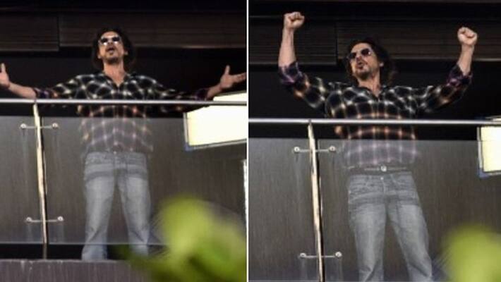 Shahrukh Khan start shooting in Mannat balcony for news project KPJ Shahrukh Khan start shooting in Mannat balcony for news project KPJ