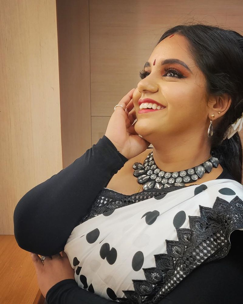 திருமணத்திற்கு பிறகு ஜி.வி.பிரகாஷ் - சைந்தவி காம்பினேஷனில் அசுரன் படத்திலிருந்து வெளியான எள்ளு வய பூக்கலையே பாடல் சூப்பர் டூப்பர் ஹிட்டானது. 