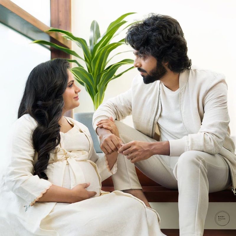 நிறைமாத கர்ப்பிணியாக இருக்கும் சைந்தவி, ஜி.வி.பிரகாஷை காதல் நிறைந்த பார்வையுடன் பார்க்கும் இந்த புகைப்படம் லைக்குகளை குவித்து வருகிறது. 