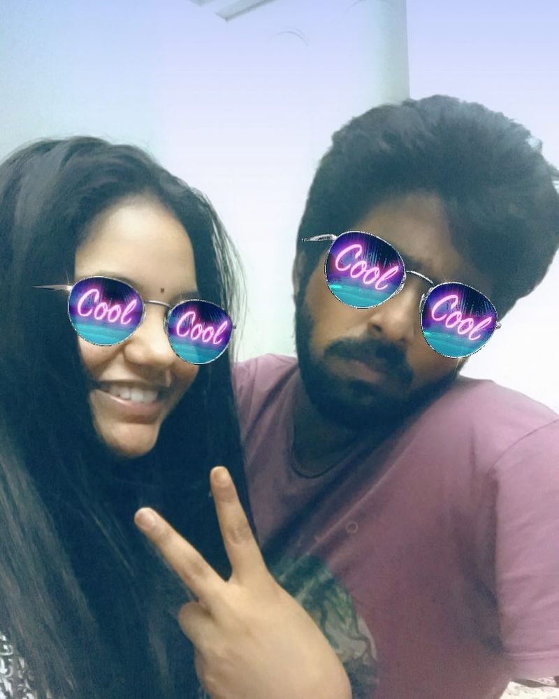 தாய்மையின் பூரிப்பில் நிறைமாத வயிறோடு விதவிதமாக போஸ் கொடுத்திருந்த சைந்தவியின் போட்டோஸ் லைக்குகளை குவித்தது. 