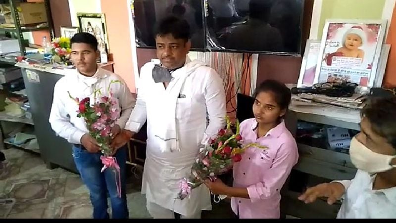 अनुराग ने इस सफलता के बाद भगवान का धन्यवाद देते हुए कहा कि मेरे साथ साथ परिजनों ने भी बहुत मेहनत की थी। पढ़ाई के दौरान मेरा ध्यान रखा। कब क्या पढ़ाना है इसका पूरा टाइम टेबल बनाया। अनुराग ने बताया कि उन्होंने कभी किसी विषय को ज्यादा या कम महत्व नहीं दिया,सारे विषयों को एक तरीके से ही पढ़ा।