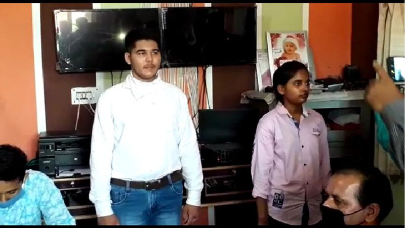 अनुराग ने बताया कि उनके परिजन बस एक ही चीज पर फोकस करते थे कि बेटा आआगे चलकर नाम रोशन करे। इसके लिए पूरे परिवार ने मेरा साथ दिया। मम्मी ने कभी मुझे एक भी काम करने को नहीं कहा। उन्होंने हमेशा खुद से सारे काम कर लिए ताकि मुझे पढ़ाई में डिस्टर्बेंस न हो। वह हमेशा सिर्फ पढ़ाई में मन लगाने के लिए प्रेरित करती थीं।