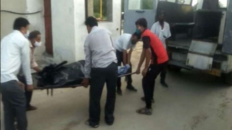 यह मामला अहमदाबाद में सामने आया था। बच्चों के नाम कीर्ति, मयूर, ध्रुव और सानवी हैं। इन सभी की उम्र 7 से 12 साल की थी। इनके और दोनों पिता के शव घर में मिले थे। घटना हफ्तेभर पहले हुई थी। दोनों भाई कपड़े की दुकान पर काम करते थे। माना जा रहा है कि दोनों भाई आर्थिक तंगी से गुजर रहे थे। दोनों भाइयों ने 6 महीने पहले ही अहमदाबाद के विंजोल इलाके में फ्लैट खरीदा था। हालांकि अभी शिफ्ट नहीं हुए थे। दोनों अलग-अलग किराये पर रह रहे थे। दोनों भाई घुमाने के बहाने बच्चों को नये फ्लैट पर लेकर आए थे। बच्चों की उम्र 7-12 साल बताई जाती है। उनकी पत्नियां घर पर थीं। आगे पढ़िए पुणे में दो बच्चों की हत्या के बाद फांसी पर झूला कपल..