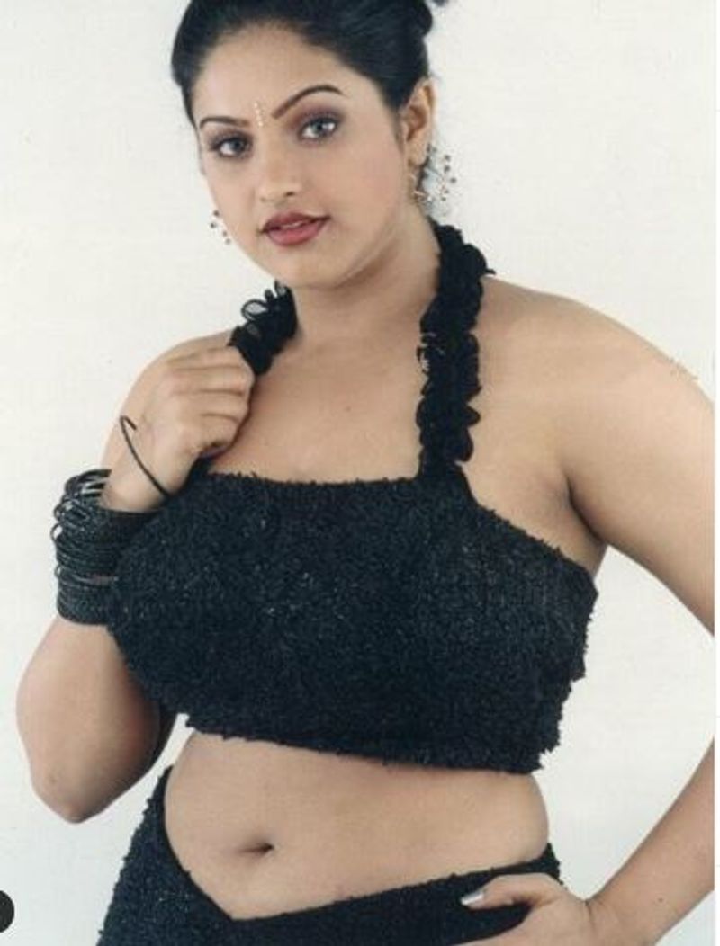புசு புசு கன்னம் தாளுக்கு மொழுக்கு உடல்கட்டு என இருந்த இவர், தாராள கவர்ச்சியை வாரி வழங்கியதால், இவர் மீது பாலிவுட் திரையுலகினர் கண்களும் பட்டது.