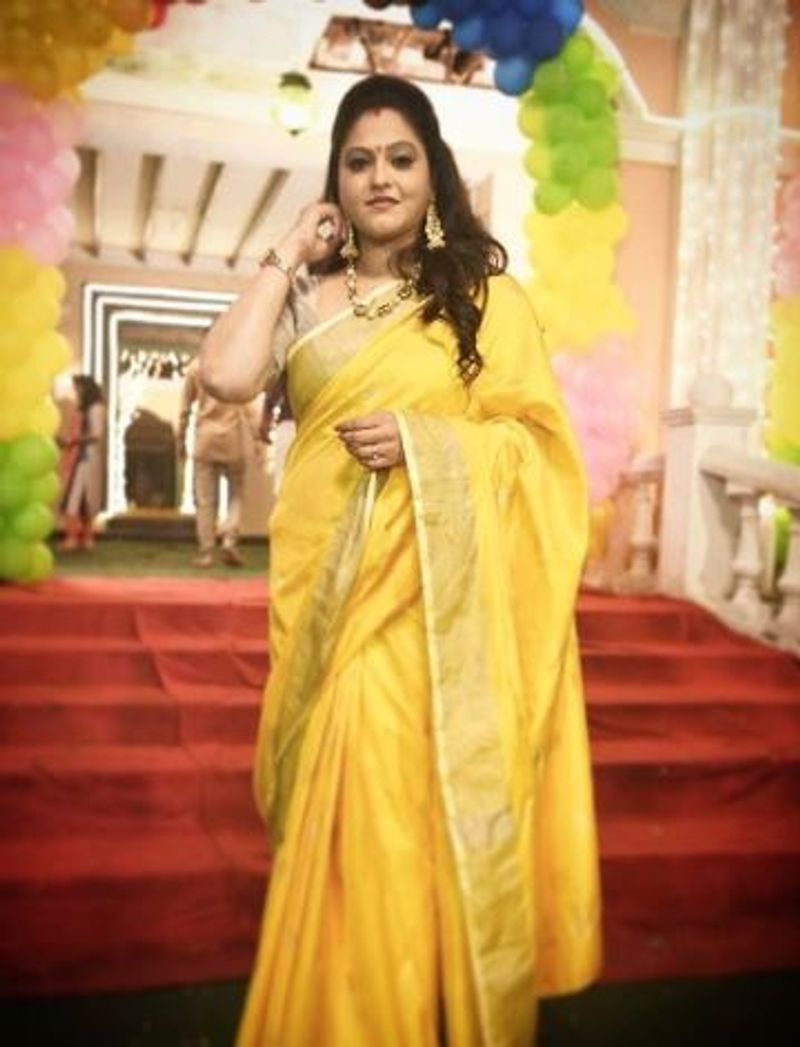 திருமணம் ஆகி குழந்தை பிறந்த பின் மளமளவென உடல் எடை ஏறிய மந்த்ரா தற்போது, கணிசமாக தன்னுடைய உடல் எடையை குறைத்துள்ளார்.