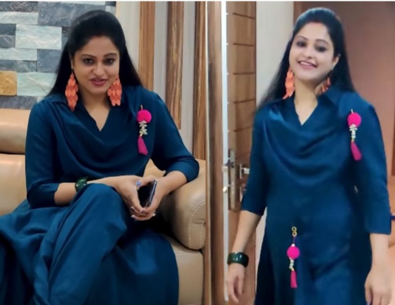 புடவையை விட மாடர்ன் உடையில் பார்ப்பதற்கு நடிகை மந்த்ராவா இது என இவருடைய ரசிகர்கள் ஆச்சரிப்படும் லுக்கில் இருக்கிறார்.