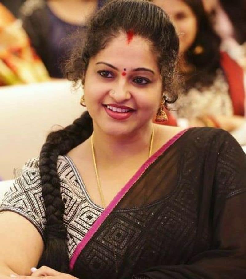  தமிழில் இவர் அஜீத், விஜய் போன்ற முன்னணி நடிகர்களுக்கு ஜோடியாக நடித்திருந்தாலும், திருமணத்திற்கு பின் திரைப்பட வாய்ப்புகள் குறைந்தது.