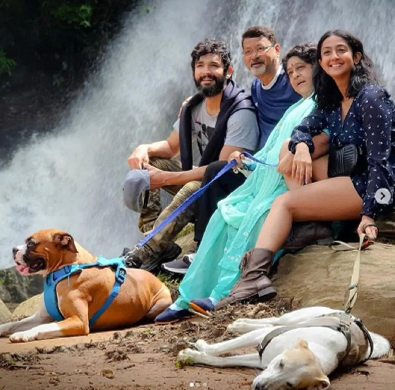 ಲಾಕ್ಡೌನ್ ಸಡಿಲಿಕೆಯ ನಂತರ ದಿಗಂತ್ ಮತ್ತು ನಟಿ ಐಂದ್ರಿತಾ ರೇ ಕುಟುಂಬದವರ ಜೊತೆ ಪ್ರವಾಸಕ್ಕೆ ಹೋಗಿದ್ದಾರೆ.