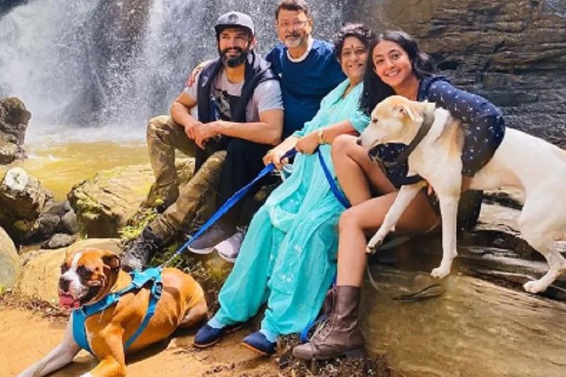 ಈ ಜೋಡಿ ತಮ್ಮ ಟ್ರಿಪ್ಗೆ ಎರಡು ನಾಯಿಗಳನ್ನು ಕೂಡ ಕರೆದುಕೊಂಡು ಹೋಗಿದ್ದಾರೆ.