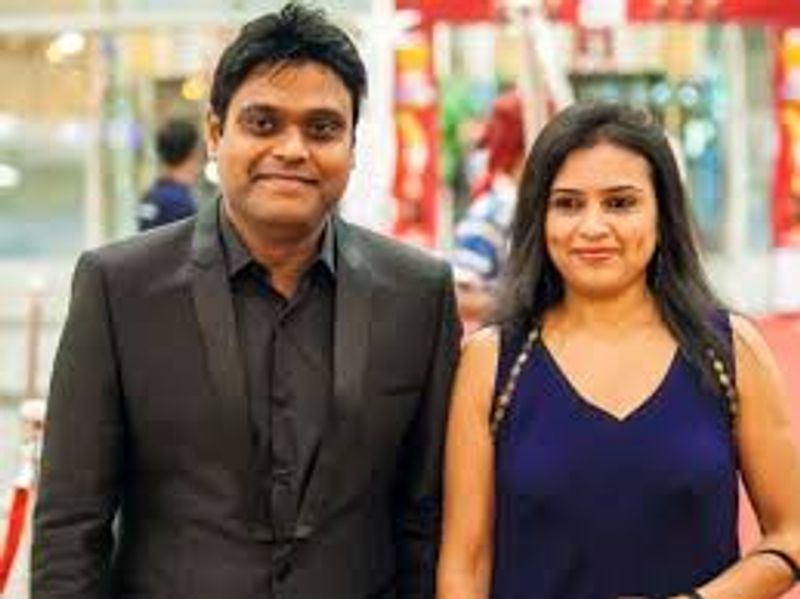 ஹாரிஸ் ஜெயராஜ் மனைவி ஜொய்ஸ் என்ற கிறிஸ்தவ பெண்ணை திருமணம் செய்து கொண்டார் 
