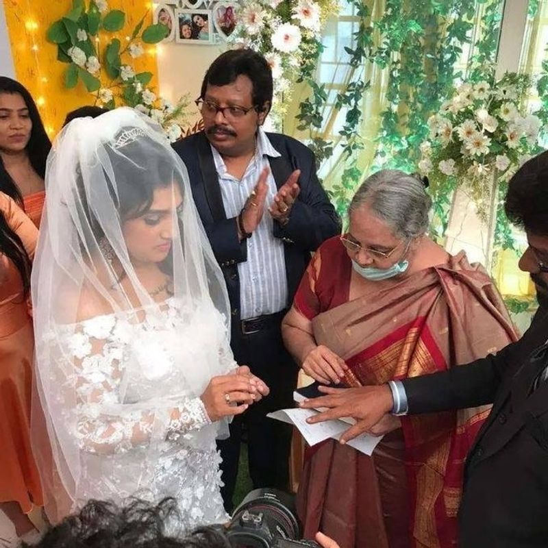 வனிதாவுக்கு திருமணம் ஆகி ஒரு நாள் மட்டுமே ஆகும் நிலையில், அவருடைய வாழ்க்கையில், இப்படி ஒரு பிரச்சனை வந்துள்ளது ரசிகர்களையே அதிர்ச்சியடைய செய்துள்ளது.