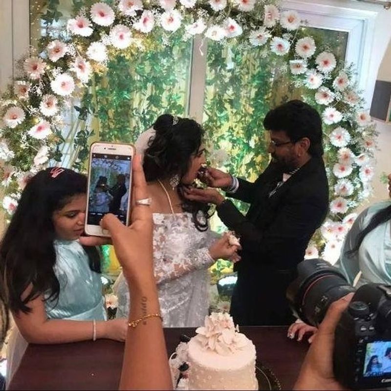சோசியல் மீடியாவில் வைரலாகி வரும் வனிதாவின் திருமண புகைப்படங்களை பார்த்து ரசிகர்கள் வாழ்த்து மழை பொழிந்து வருகின்றனர். 