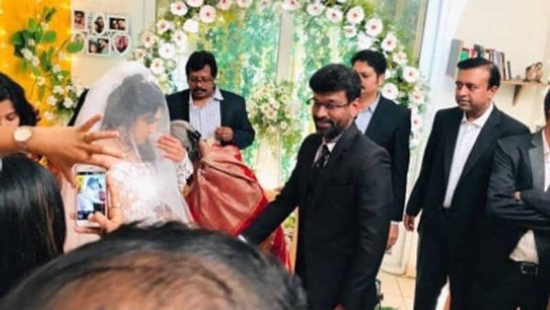 லாக்டவுன் காரணமாக வனிதாவின் வீட்டில் மிகவும் எளிமையான முறையில் திருமணம் நடைபெற்றது. நெருங்கிய உறவினர்கள் மற்றும் நண்பர்கள் மத்தியில் இருவரும் மோதி மாற்றிக்கொண்டு திருமண பந்தத்தில் இணைந்தனர். 