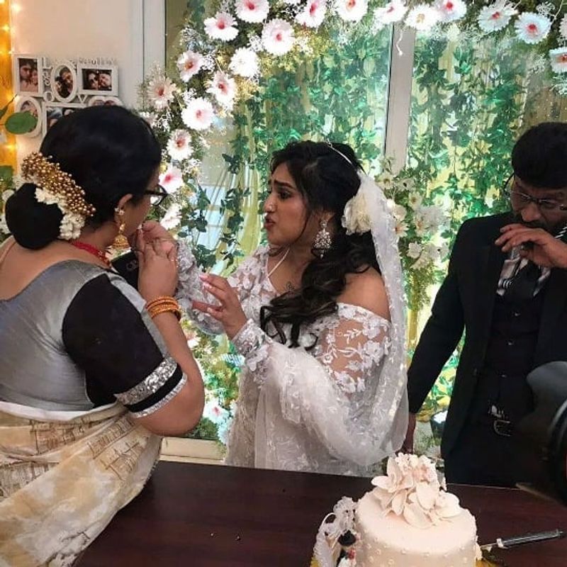 கடந்த 7 ஆண்டுகளாக பீட்டர் பாலும் தானும் பிரிந்து வாழ்த்து வரும் நிலையில், தன்னை முறையாக விவாகரத்து செய்யாமல் பீட்டர் பால், வனிதாவை திருமணம் செய்து கொண்டதாக ஹெலன் குற்றச்சாட்டினார். 