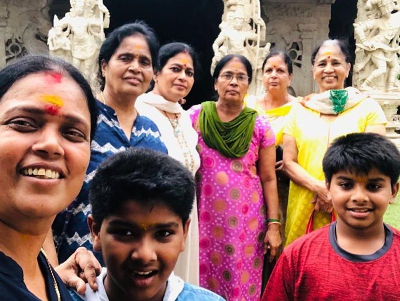 பிருந்தா மாஸ்டர் தன் குடும்பத்துடன் கோவில் செல்லும் பொழுது எடுக்க பட்ட புகைப்படம் 