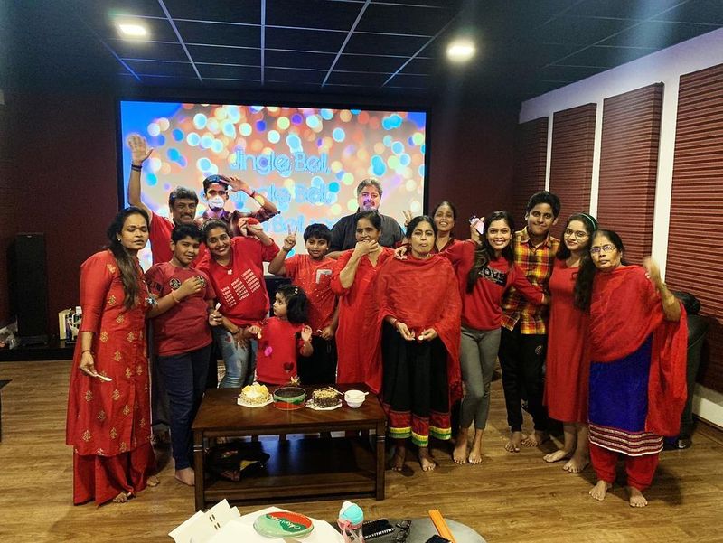 தன் குடும்பத்துடன் கிறிஸ்தவ பண்டிகைய கொண்டாடும் பொழுது எடுக்க பட்ட புகைப்படம் 