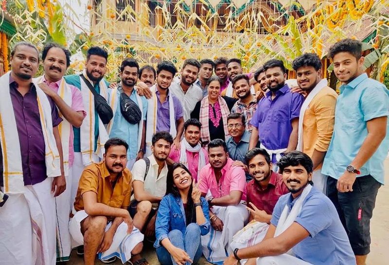 தர்பார் படத்தில் வரும் பாட்டுக்கு தன் குழுவினர்களுடன் எடுத்து கொண்ட புகைப்படம் 