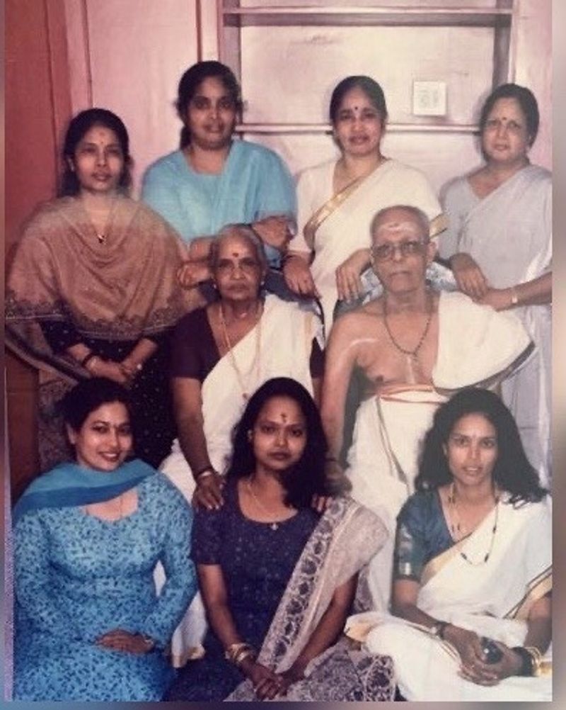 இளம் வயதில் குடும்பத்துடன் எடுத்த புகைப்படம் எத்தன அக்கா தங்கை நீங்களே பாருங்கள் 