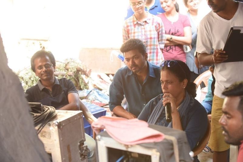 சர்கார் படத்தில் முருகதாஸ் மற்றும் விஜயுடன் அமர்ந்து மானிட்டர் போகும்பொழுது எடுக்க பட்ட புகைப்படம் 