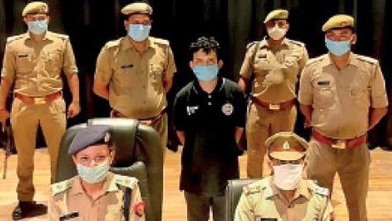 ಮಹಿಳಾ ಸುರಕ್ಷಾ ಡಿಸಿಪಿ ವೃಂದಾ ಶುಕ್ಲಾ ಈ ಸಂಬಂಧ ಮಾಹಿತಿ ನೀಡುತ್ತಾ ಮಹಿಳೆ ಮೇ. 3 ರಂದು ಈ ಬಗ್ಗೆ ದೂರು ನೀಡಿದ್ದಳು. ಈ ವೇಳೆ ಆರೋಪಿ ಮಹಿಳೆಯ ಅಶ್ಲೀಲ ಫೋಟೋ ಹಾಗೂ ವಿಡಿಯೋಗಳನ್ನು ವೆಬ್ಸೈಟ್ಗೆ ಅಪ್ಲೋಡ್ ಮಾಡುತ್ತಿದ್ದ. ಅಲ್ಲದೇ ಬೇರೆ ಬೇರೆ ಪ್ಲಾಟ್ಫಾರಂಗಳಲ್ಲಿ ಮಾರಾಟ ಮಾಡಿ ಇ ವಾಲೆಟ್ನಲ್ಲಿ ಹಣ ಕೂಡಿಟ್ಟಿದ್ದ.